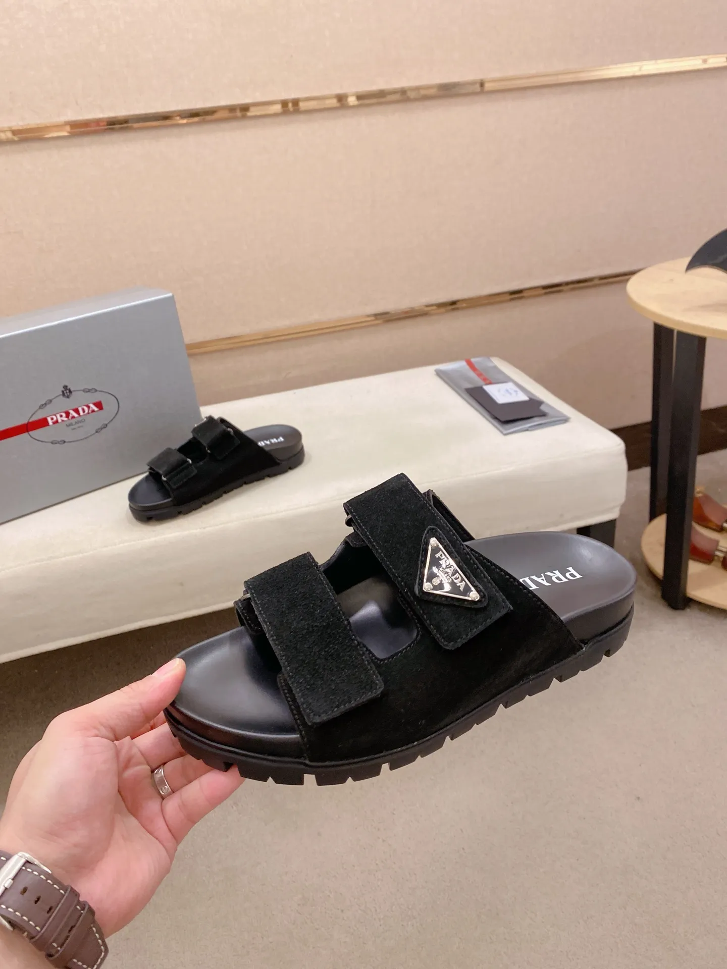 Men's shoes 💰: 440💰 [PRADA Slippers] High-end men's shoes brand official website 1:1 latest masterpiece: original mold opening and customization, the fabric is made of imported suede cowhide original material, upgraded outsole, lighter and non-slip. The market's top quality, simple yet tasteful, a must-have for fashionistas, fashionable at your feet, full of confidence, the same style at the counter 👍The season of summer slippers is here. Code: 38-45